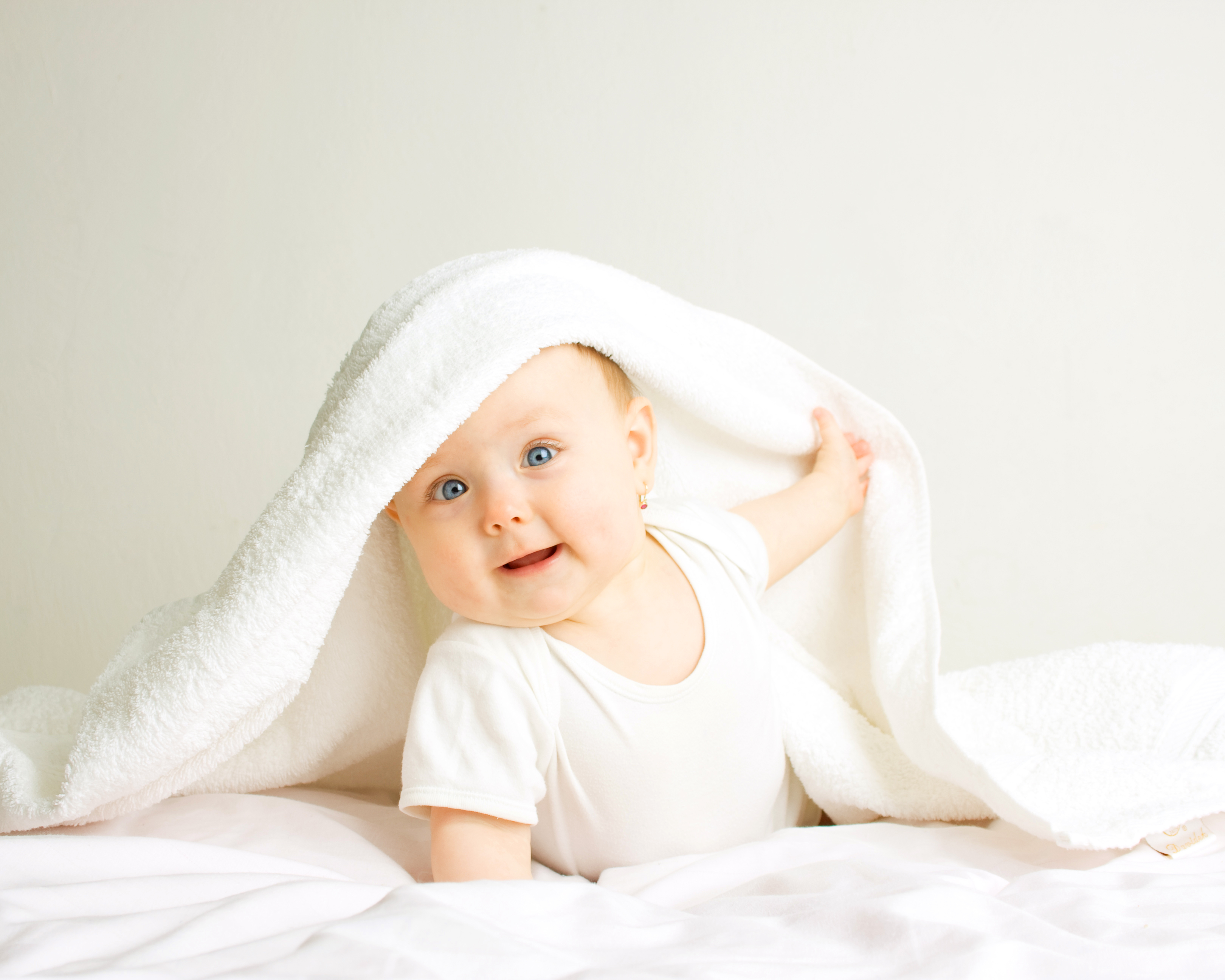 Bambino sotto la coperta